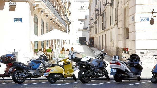 Las nuevas plazas de motos bloquean la salida de emergencia del Teatro Principal