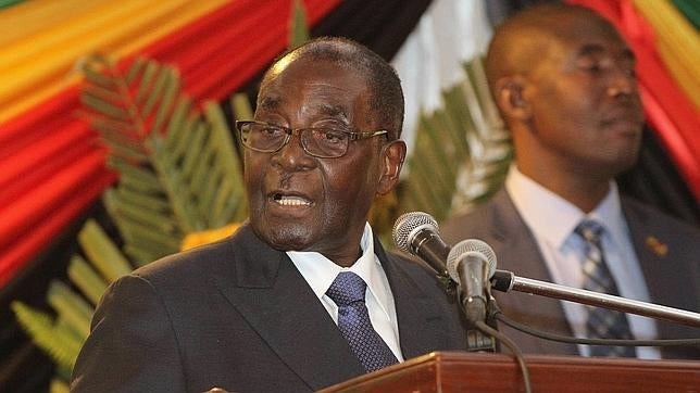 Mugabe lee por error un discurso repetido ante el Parlamento de Zimbabue