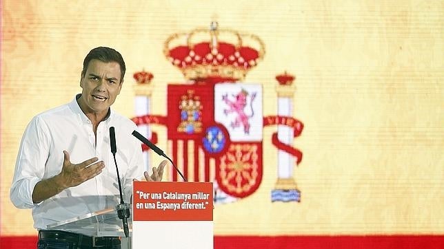 Pedro Sánchez, otra vez al resguardo de una gran bandera española