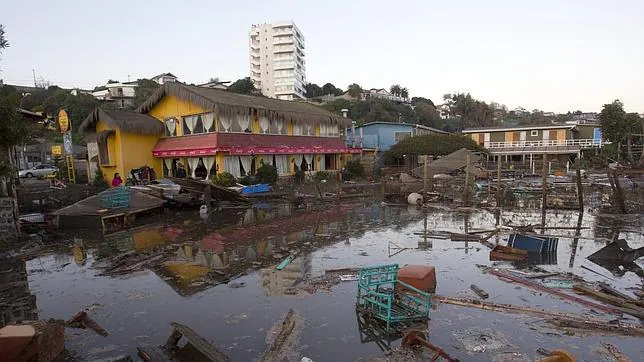 Vista de os destrozos causados por el tsunami posterior al terremoto 8,4 en la escala de Richter que ayer por la noche sufrió Chile