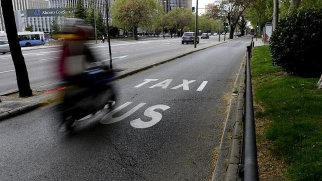 Estudian prohibir las motos en el carril-bus de la Castellana