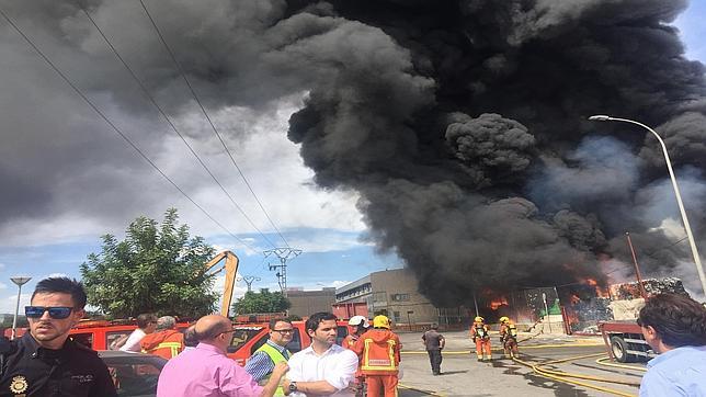 Un pavoroso incendio arrasa una planta de reciclaje en la Fuente del Jarro