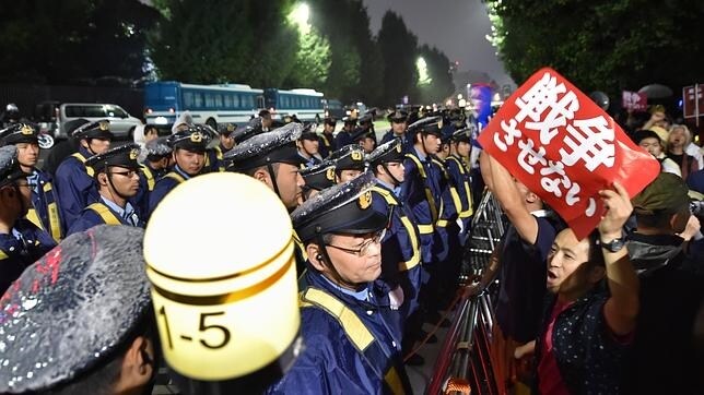 Un grupo de japoneses protestan contra la decisión del Gobierno nipón, que preside Shinzo Abe
