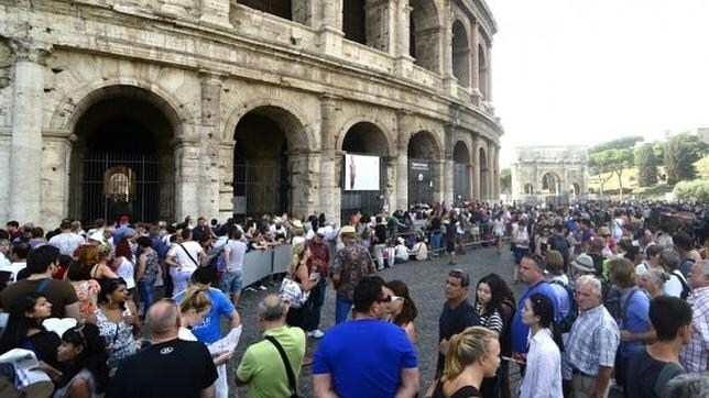 Largas colas frente al Coliseo debido al cierre por asamblea sindical