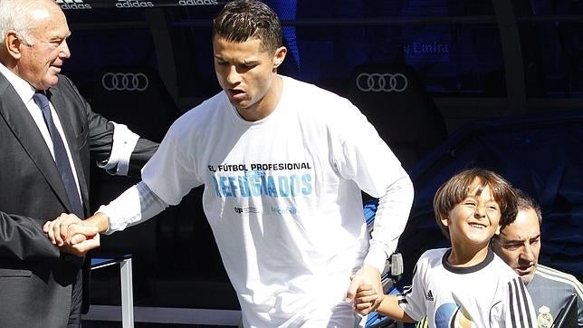 Zaid, el niño sirio, salta al césped con Cristiano antes del duelo ante el Granada