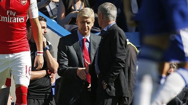 El saludo de Mourinho y Wenger antes dle inicio del Chelsea-Arsenal