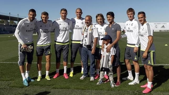 Zaid, el niño refugiado sirio, completa su sueño y se viste de blanco en el Bernabéu