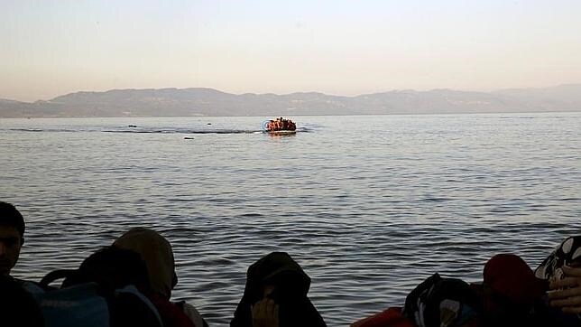 Muere una niña de cinco años tras naufragar un bote de refugiados en Lesbos