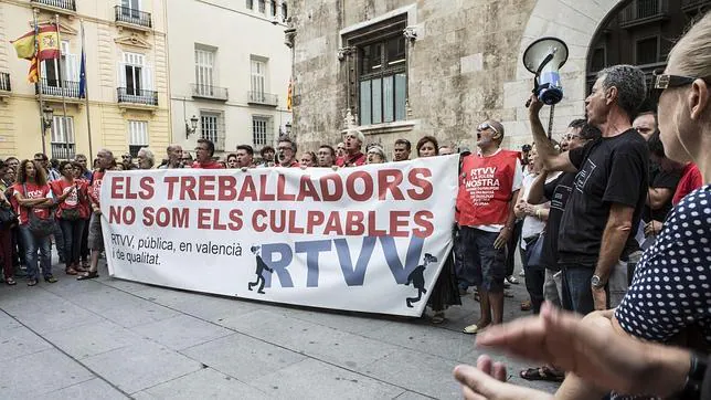 Imagen de una protesta de extrabajadores de RTVV frente al Palau de la Generalitat