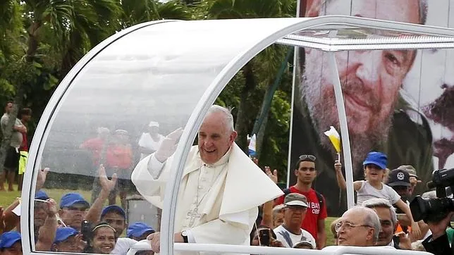 El Papa Francisco, a su llegada a Cuba. Detrás, un cartel con la fotografía de Fidel Castro
