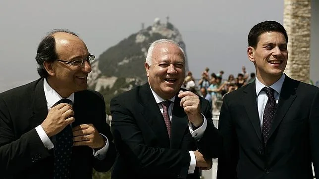 Miliband, Moratinos y Peter Caruana, en julio de 2009