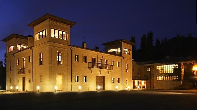 Panorámica nocturna de Bodegas Puelles