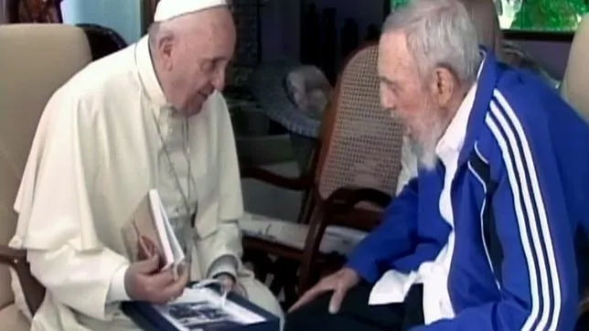 Captura de Cubavision del momento en el que el Papa Francisco y Fidel Castro se intercambiaban los regalos