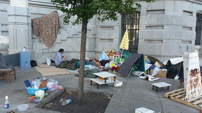 Okupas neonazis se instalan en Cibeles junto a los acampados de ultraizquierda