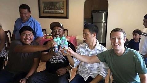 Los amigos de Zuckerberg brindando con biberones