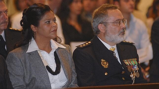 El Comisaro Figón, junto a su mujer en una Misa de la festividad de la Policia Nacional