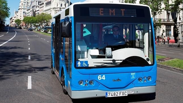 Un autobús de la EMT por las calles de Madrid