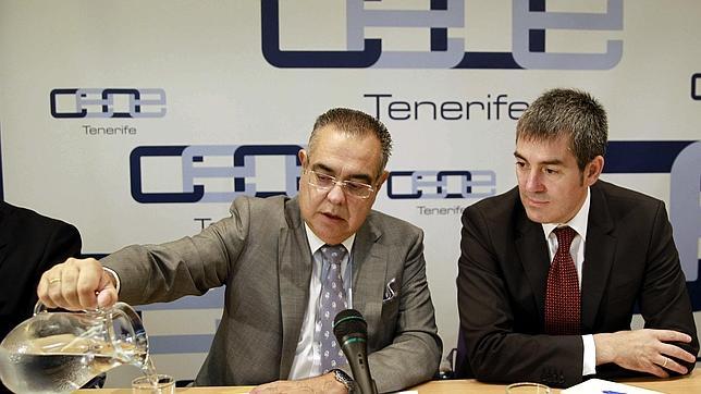 El presidente canario, Fernando Clavijo (d.), este martes en una reunión con la CEOE de Tenerife