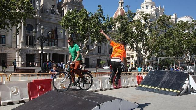 Imagen del concejal Grezzi en una demostración de bicicleta en la plaza del Ayuntamiento
