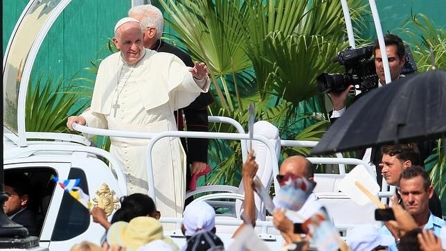 El Papa Francisco saluda a fieles a su llegada este martes a la Catedral de Santiago de Cuba