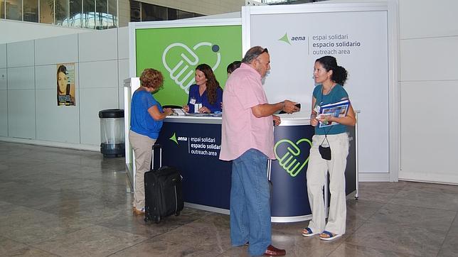 El aeropuerto de Alicante-Elche acoge una campaña de apoyo a los refugiados