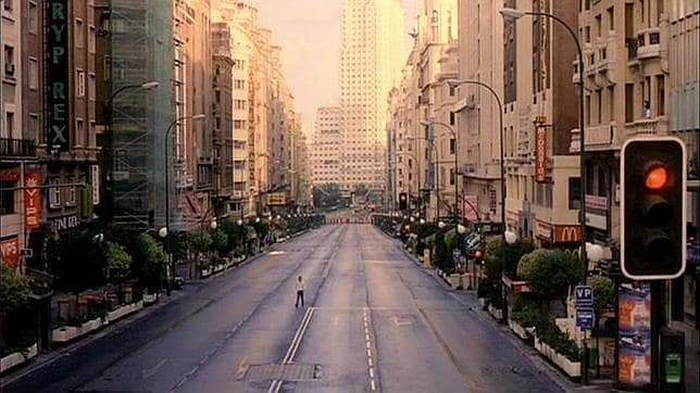 Escena de la Gran Vía, vacía, durante el rodaje de «Abre los ojos» en 1996
