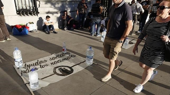 Polvorín en Cibeles: neonazis acampados junto a antisistema