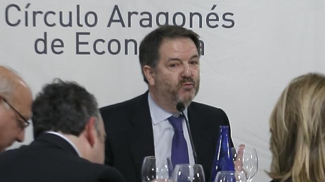 El director de ABC, durante su intervención ante el Círculo Aragonés de Economía
