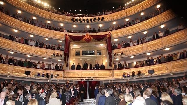 El Teatro Real, en pie, durante la interpretación del Himno Nacional, con Don Felipe y Doña Letizia en el palco real