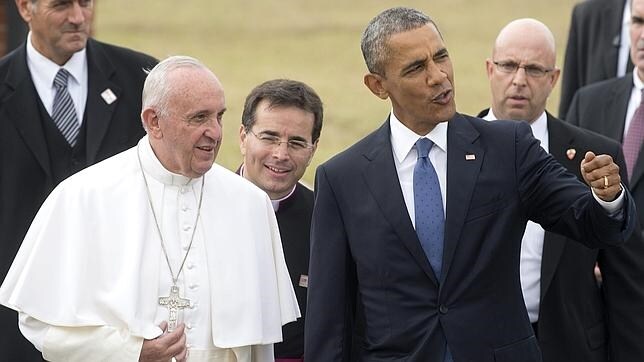 El Papa Francisco conversa con el Presidente estadounidense, Barak Obama