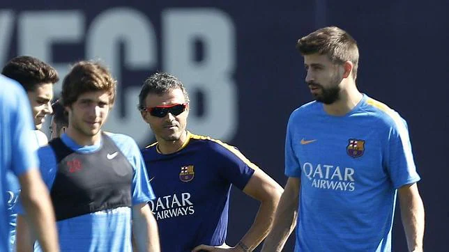 Luis Enrique observa a Piqu durante un entrenamiento del Barcelona