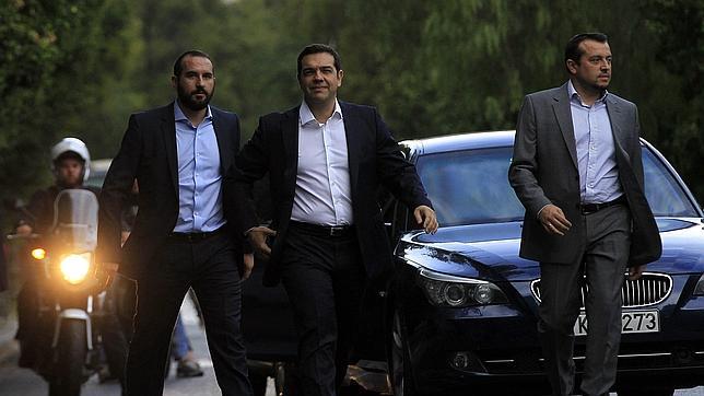 El líder izquierdista Alexis Tsipras (c) llega al palacio presidencial de Atenas, Grecia