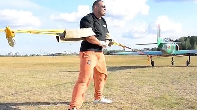 El «Hulk» humano que es capaz de detener el despegue de dos aviones