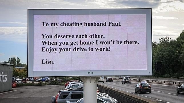 Contrata una enorme valla publicitaria en una autopista para vengarse de su marido infiel