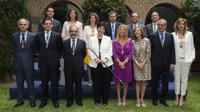 Susana Pérez, alcaldesa de Pozuelo de Alarcón (centro de la imagen) junto a su equipo de Gobierno