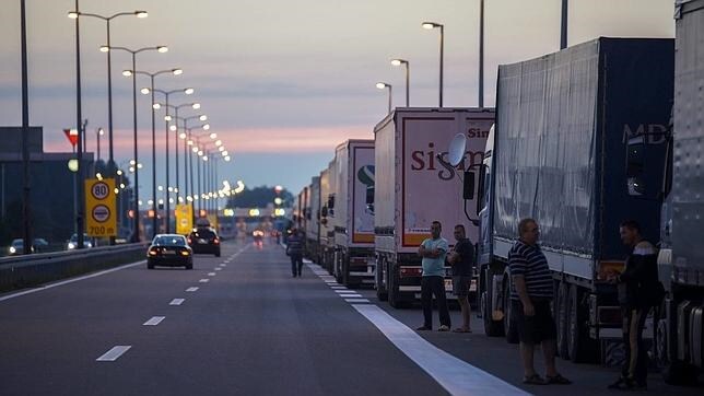 Una larga fila de camiones permanecen bloqueando el paso en el lado serbio de la frontera con Croacia