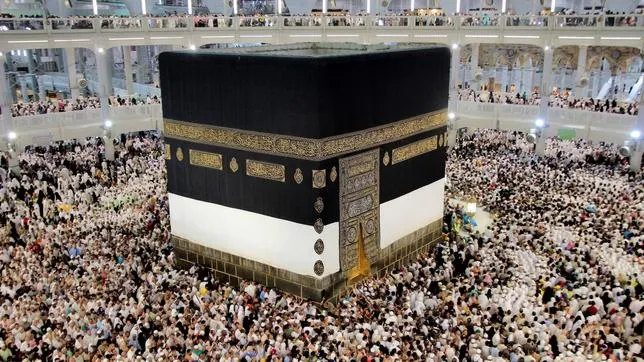 La «Kaaba» alberga un fragmento de meteorito (la «piedra negra» cubierto de una tela negra bordada en oro hacia el cual todos los musulmanes oran cinco veces al día