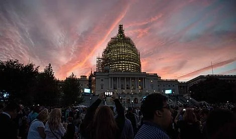 Miles de personas se reúnen frente al Capitolio, antes del histórico discurso del Papa (AFP)