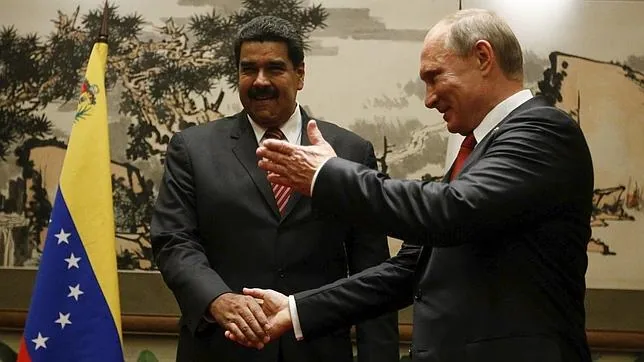 El presidente de Venezuela, Nicolás Maduro, estrecha la mano de su homólogo ruso, Vladimir Putin