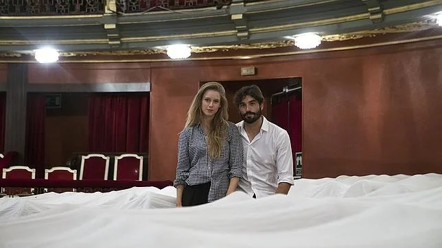 Manuela Vellés y Álex García, en el patio de butacas del Teatro Español