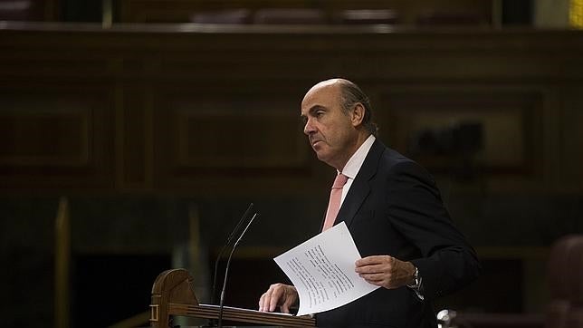 De Guindos afirma que los inversores no contemplan la independencia de Cataluña