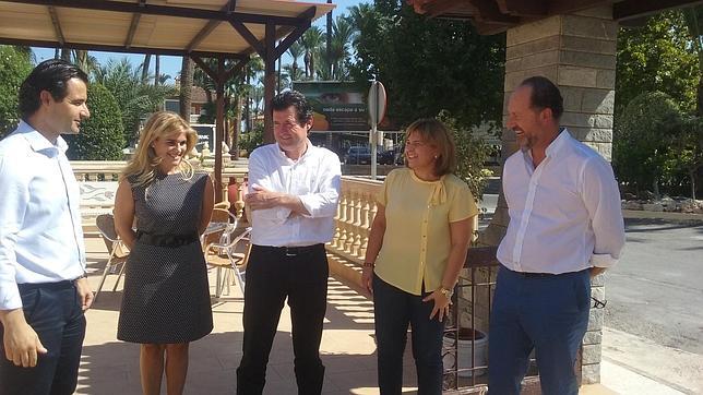 Císcar (centro) con otros dirigentes populares en el encuentro interno de Orihuela