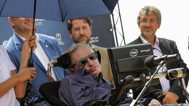 El físico británico Stephen Hawking (c.) en el acto de presentación del evento científico