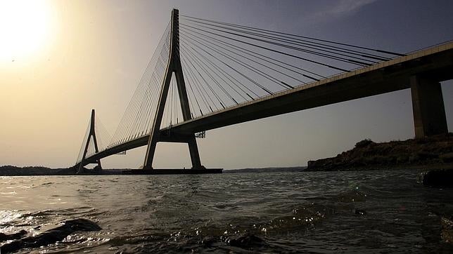Vista del puente internacional sobre el río Guadiana entre Ayamonte (Huelva) y Castro Marín (Portugal)