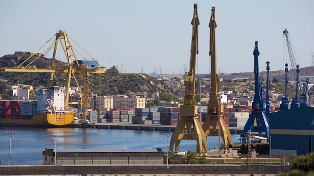 El tripartito rectifica y respalda al PP para impulsar la zona franca del puerto