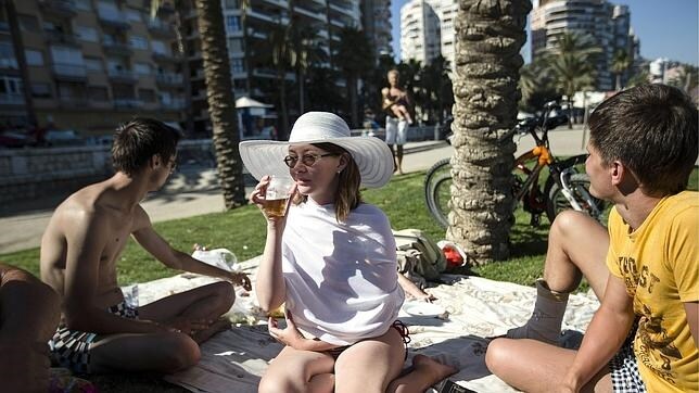 Un grupo de turistas rusos disfruta del buen tiempo en Málaga