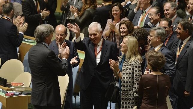 El ministro español de Exteriores José Manuel García-Margallo (c) es felicitado, tras la elección de España como miembro no permanente del Consejo de Seguridad para el período 2015-2016 en octubre del 2014