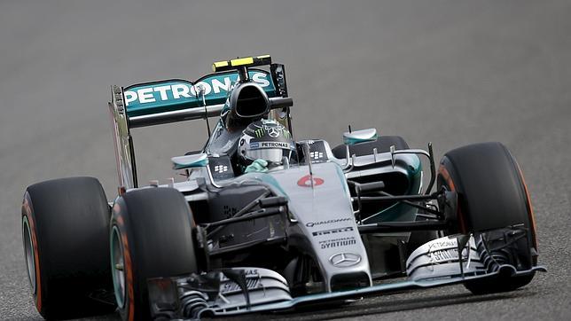 Pole de Rosberg en el tremendo golpe de Kvyat