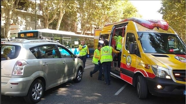 Una mujer de 25 años, en estado grave, tras ser atropellada en un paso de peatones