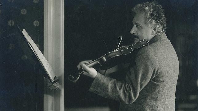 Albert Einstein tocando el violín en su casa del número 5 de Haberlandstrasse, Berlín
